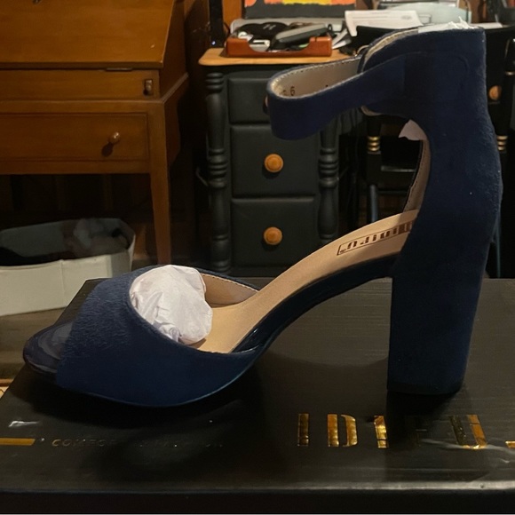 Women’s Heels- Size 6. Navy Blue - Picture 2 of 2